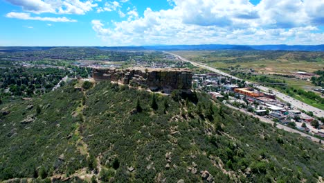Drone-Volando-Sobre-El-Parque-Castle-Rock-Cerca-De-Los-Suburbios-De-Denver,-Colorado