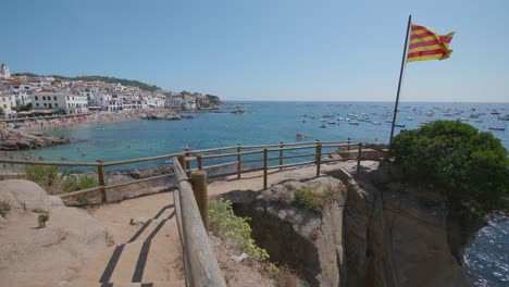 playa con gente, calella de palafrugell, mediterraneo mar , flag catalunya