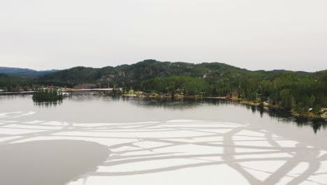 Winterlandschaft-Eines-Zugefrorenen-Sees-Mit-Eis-Und-Frost-Im-Winter-In-Norwegen