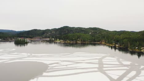 paisaje invernal de un lago congelado con hielo y escarcha en invierno en noruega