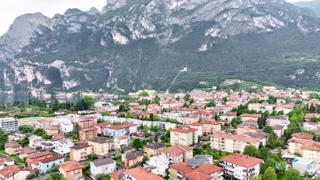 Lago-De-Garda,-Montaña,-Pueblo