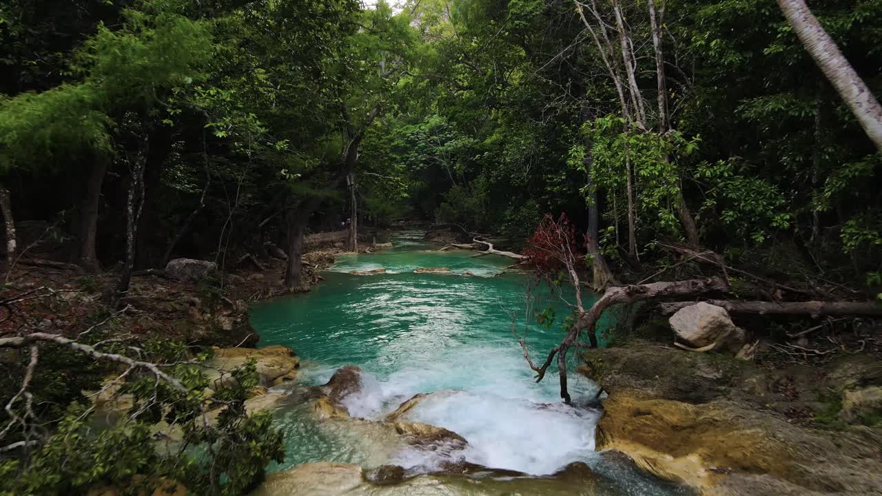 Cascate in paesaggio di giungla tropicale, acqua che scorre nella foresta pluviale, aerea 4K