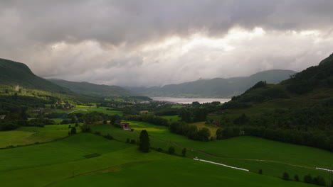 Llanuras-Siempre-Verdes-Cerca-Del-Pueblo-De-Lustre-A-Lo-Largo-De-Lustrafjorden-En-La-Costa-Oeste,-Noruega