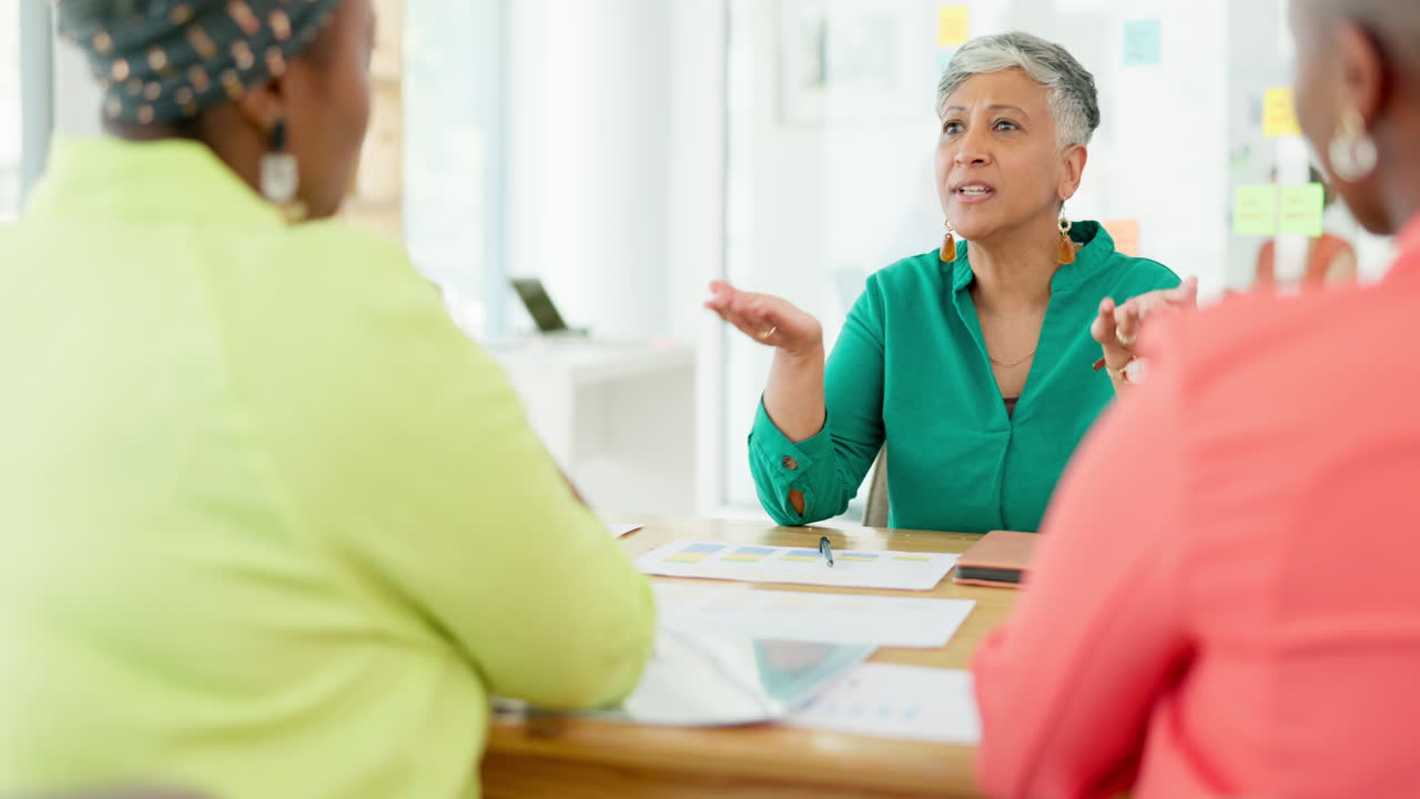 oficina, reuniones y gente de negocios