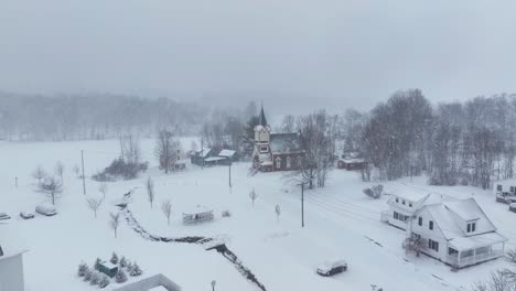 Die-Schwedische-Lutherische-Kirche-Im-Winter-Schneefall-Monson-Town