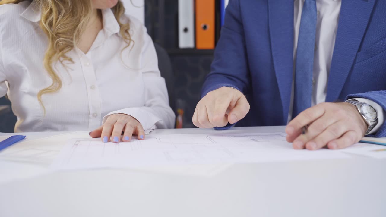 Impiegato e impiegata che lavorano a un progetto e si stringono la mano