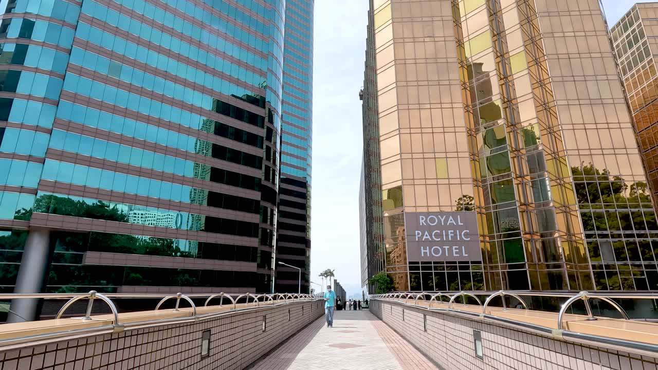 높은 건물 의 보행자 도로