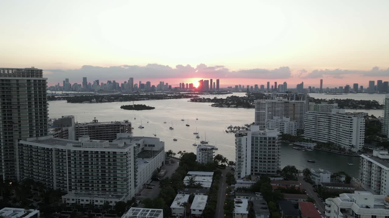 antena del atardecer de south beach con el centro de miami más allá de la bahía de biscayne