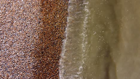 las olas del mar golpean pebble beach en deal en kent.