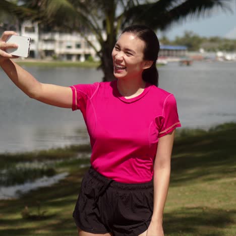 mujer tomando selfie durante el entrenamiento