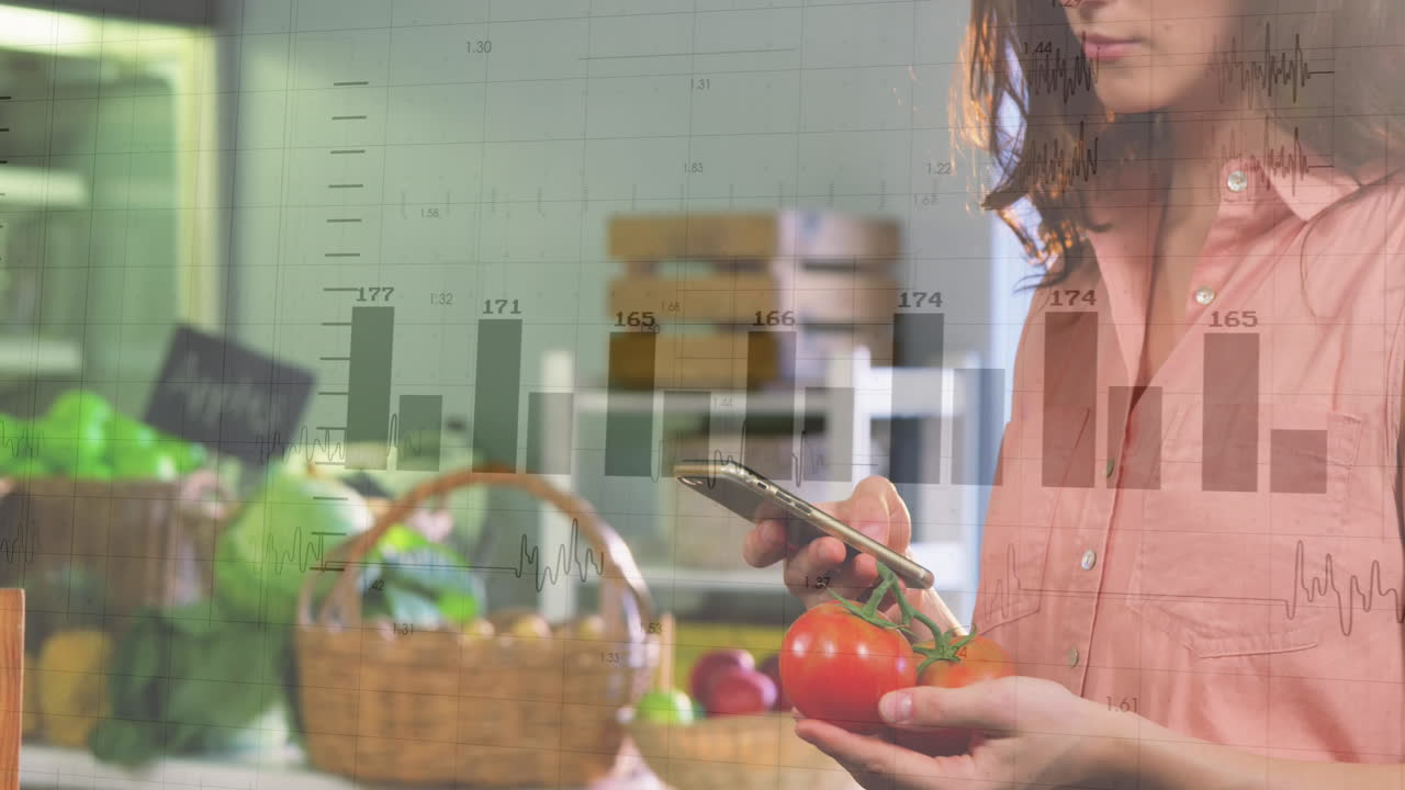 animación del procesamiento de datos financieros sobre la mujer caucásica comprando en la tienda de comestibles.