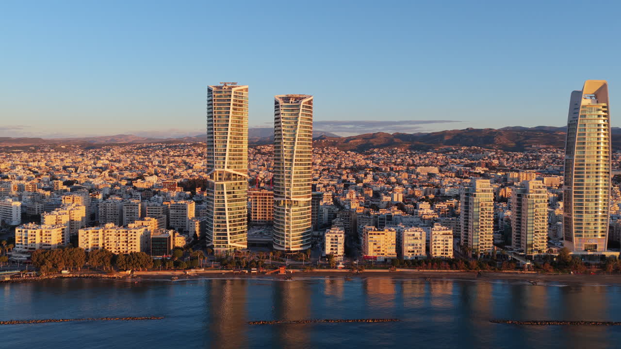 Vista aerea con drone della costa di Limassol con torri gemelle e il Mar Mediterraneo