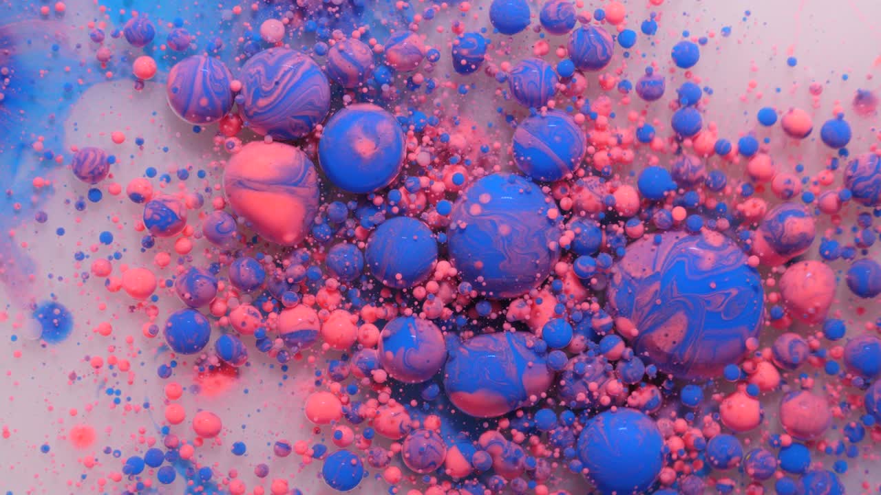 movimiento lento colores brillantes azul y rosa burbujas de aceite hermosa pintura color universo movimiento multicolor. pintura acrílica. superficie hipnótica fantástica. abstracto estructura de metamorfosis de pintura de colores.