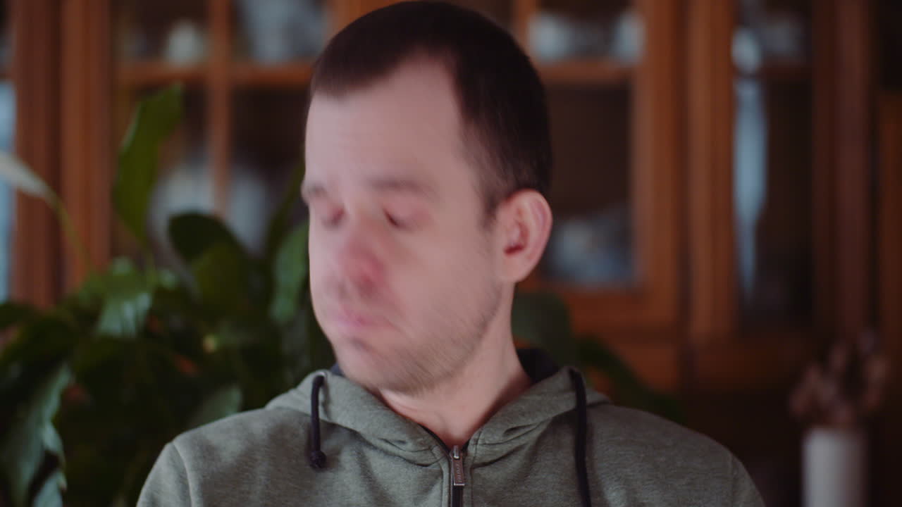 joven débil estornudando con temperatura tos 5