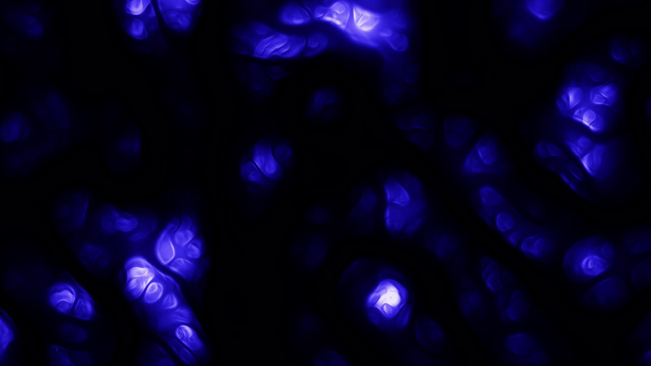 Filmato astratto dinamico di forme organiche blu luminescenti simili a cellule che si muovono lentamente in uno spazio buio, creando uno sfondo scientifico microscopico futuristico ideale per temi medici, biotecnologici o tecnologici