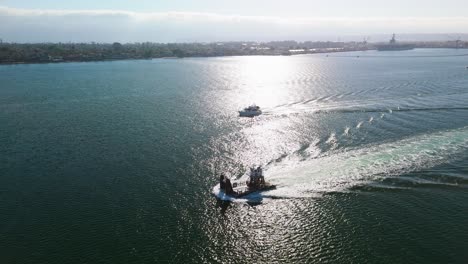 Navegando-Por-El-Océano-Pacífico-Cerca-De-Coronado-En-La-Bahía-De-San-Diego,-California,-Estados-Unidos