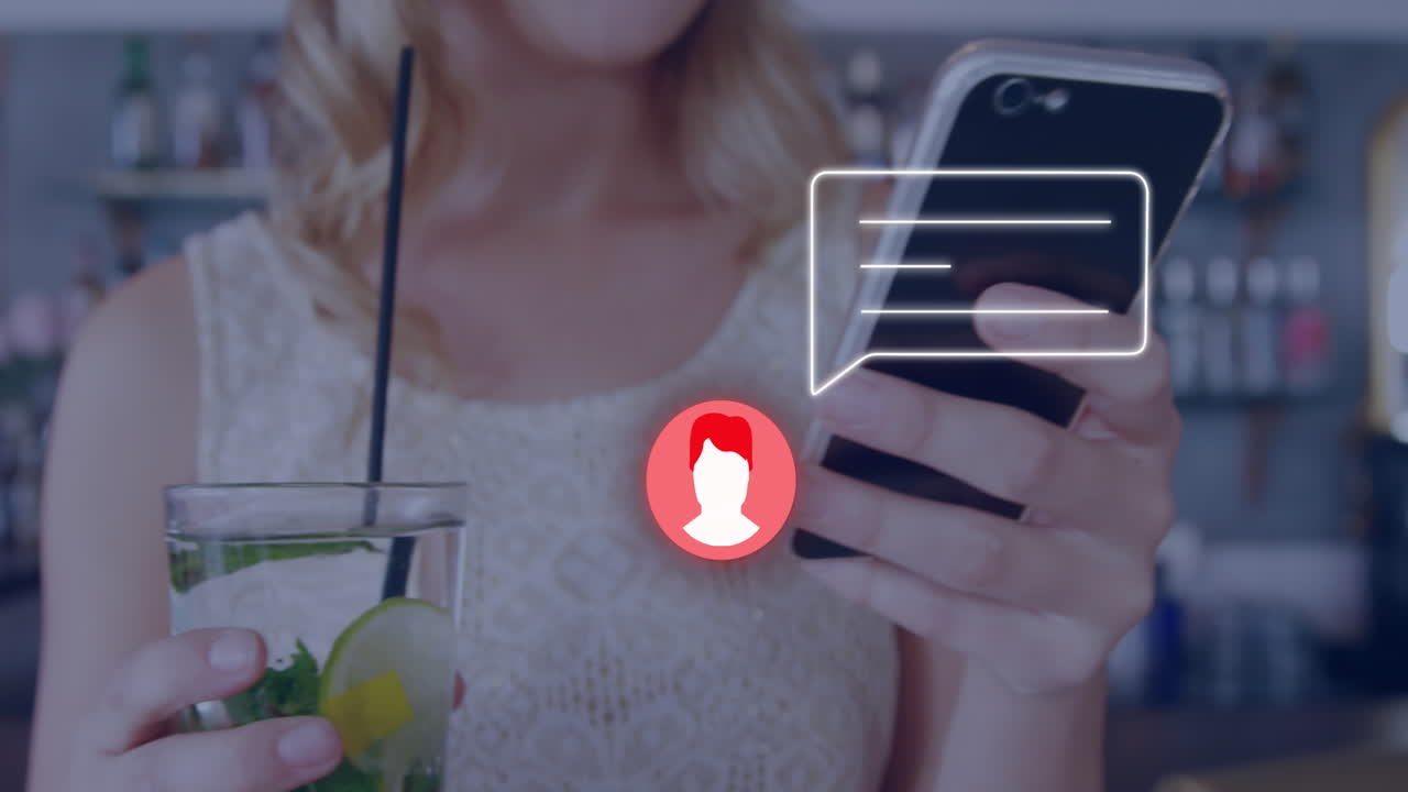 анимация неонового профиля и значка сообщения на фоне среднего раздела женщины, использующей смартфон в баре