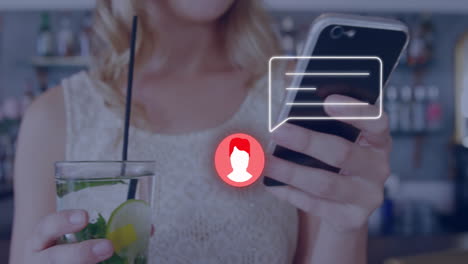 animación del perfil de neón y el icono del mensaje contra la sección media de la mujer usando el teléfono inteligente en un bar