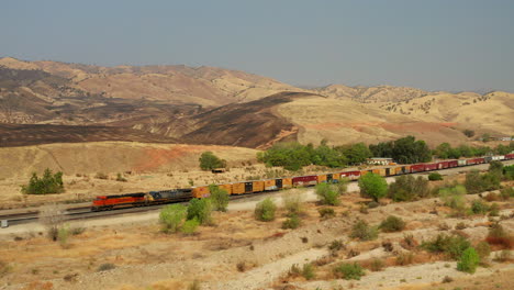 el tren union pacific pasa por un paisaje quemado por incendios forestales cerca de caliente, california - vista aérea