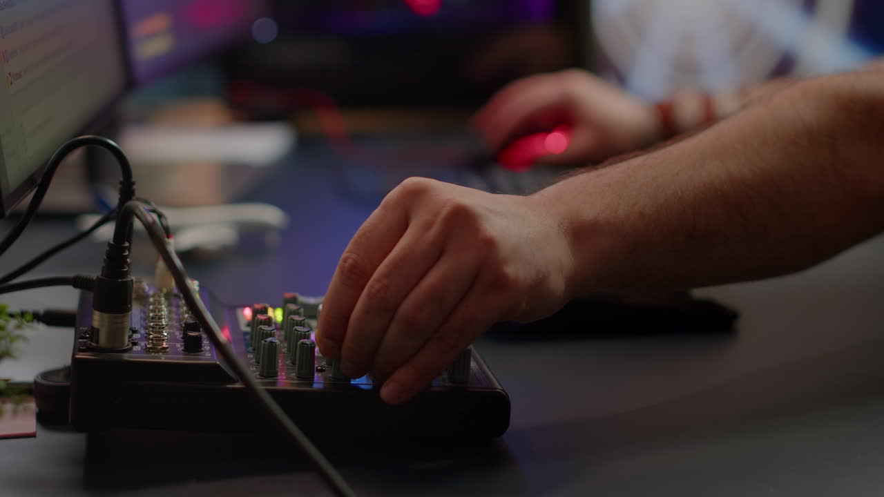 close up di una tastiera professionale con illuminazione rgb in streaming in chat