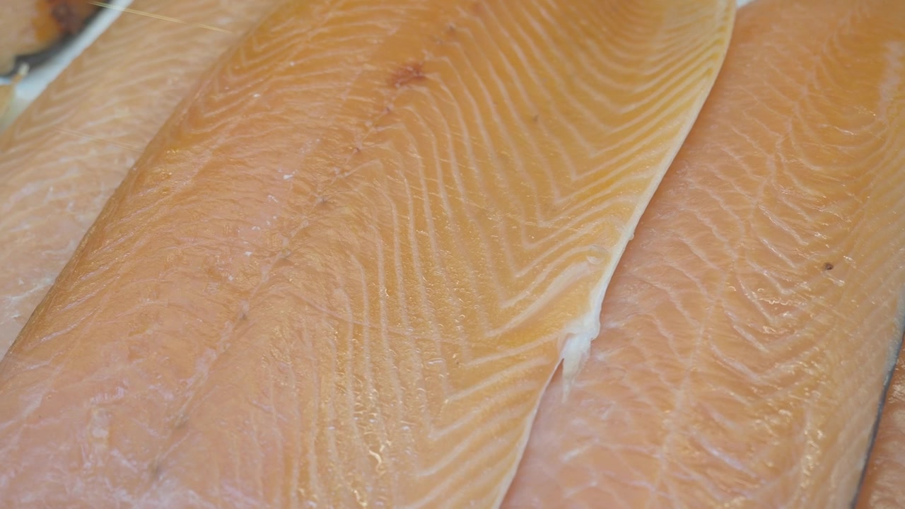 Filés de Salmão Frescos e Crus Expostos no Gelo