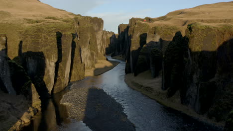 Langsam-Kreisende-Luftaufnahme-Mit-Blick-Nach-Unten-Fjaðrárgljúfur-Schlucht-Island