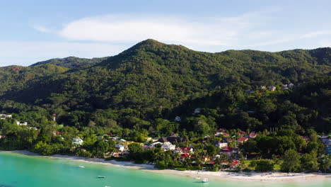 Drohnenaufnahme-Enthüllt-Die-Atemberaubende-Küste-Der-Insel-Praslin