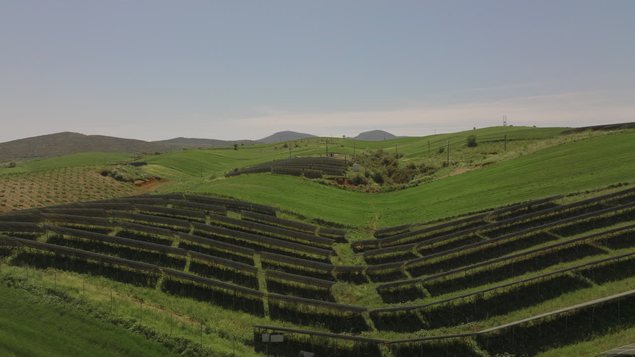 granja solar en las colinas onduladas