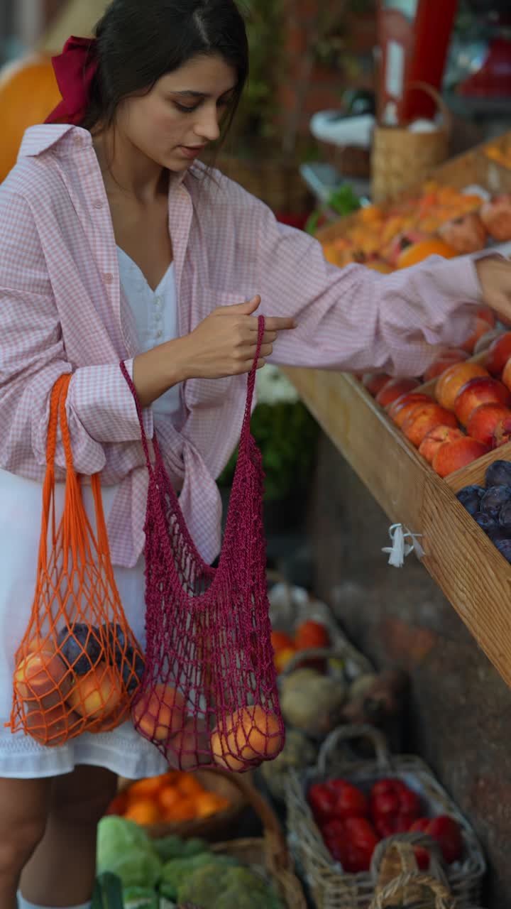 mujer comprando frutas en un mercado de agricultores