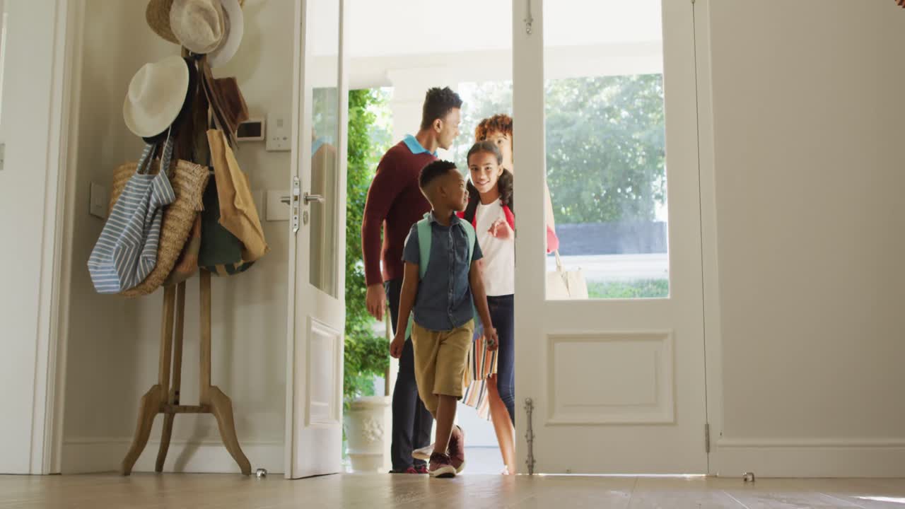 행복 한 아프리카계 미국인 가족 이 앞 문 으로 집 에 들어오고 있다