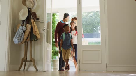 Feliz-Familia-Afroamericana-Entrando-A-La-Casa-Desde-La-Puerta-Principal