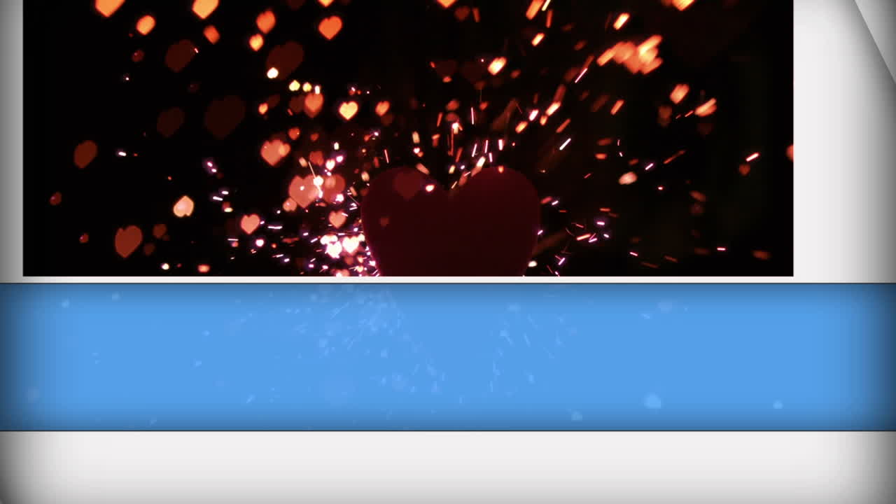 파란색과  ⁇ 색 패널이 빨간색 심장 위에 열리고 검은색 위에 반 ⁇ 이는 애니메이션