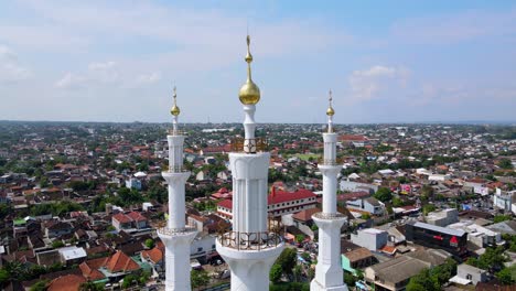 vista aérea de los impresionantes y lujosos minaretes dorados de la mezquita árabe del jeque zayed
