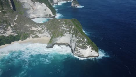 Majestuosa-Playa-De-Kelingking:-Imágenes-Aéreas-De-Drones-4k-Del-Icónico-Acantilado-T-rex,-Bali