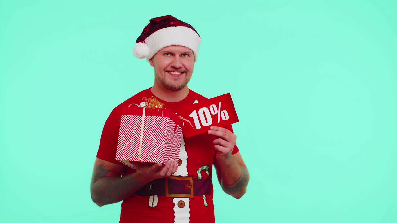 빨간색 크리스마스 티셔츠를 입은 남자가 선물 상자와 10% 할인 문장을 보여주는 배너 텍스트 메모