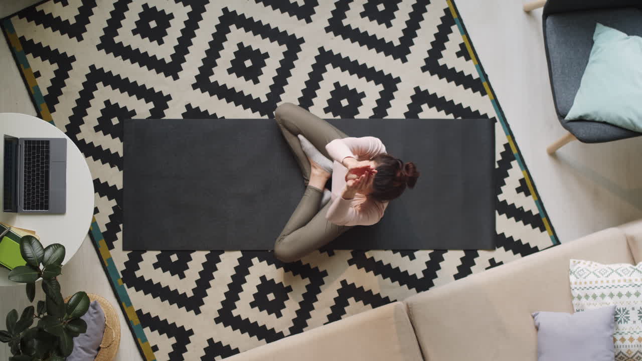 mujer practicando yoga en casa