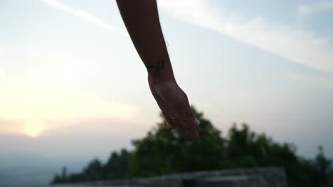 Nahaufnahme-Einer-Hand,-Die-Morgens-Im-Morgengrauen-Neben-Den-Füßen-In-Hatha-Yoga-Pose-Den-Boden-Berührt