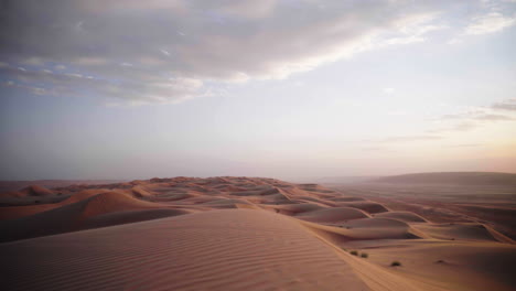 tomada amplia de las dunas en el desierto de las arenas de wahiba de omán