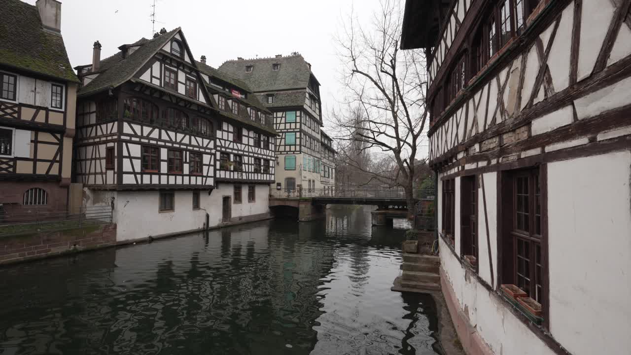 con vistas a las tranquilas aguas del río dentro de los encantadores canales de estrasburgo, alsacia, francia