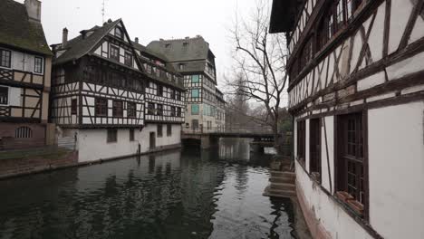 Overlooking-the-tranquil-river-waters-within-the-charming-canals-of-Strasbourg,-Alsace,-France