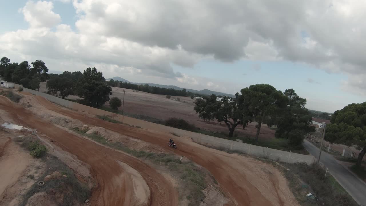 motociclista entrenando en bicicleta en pista offroad