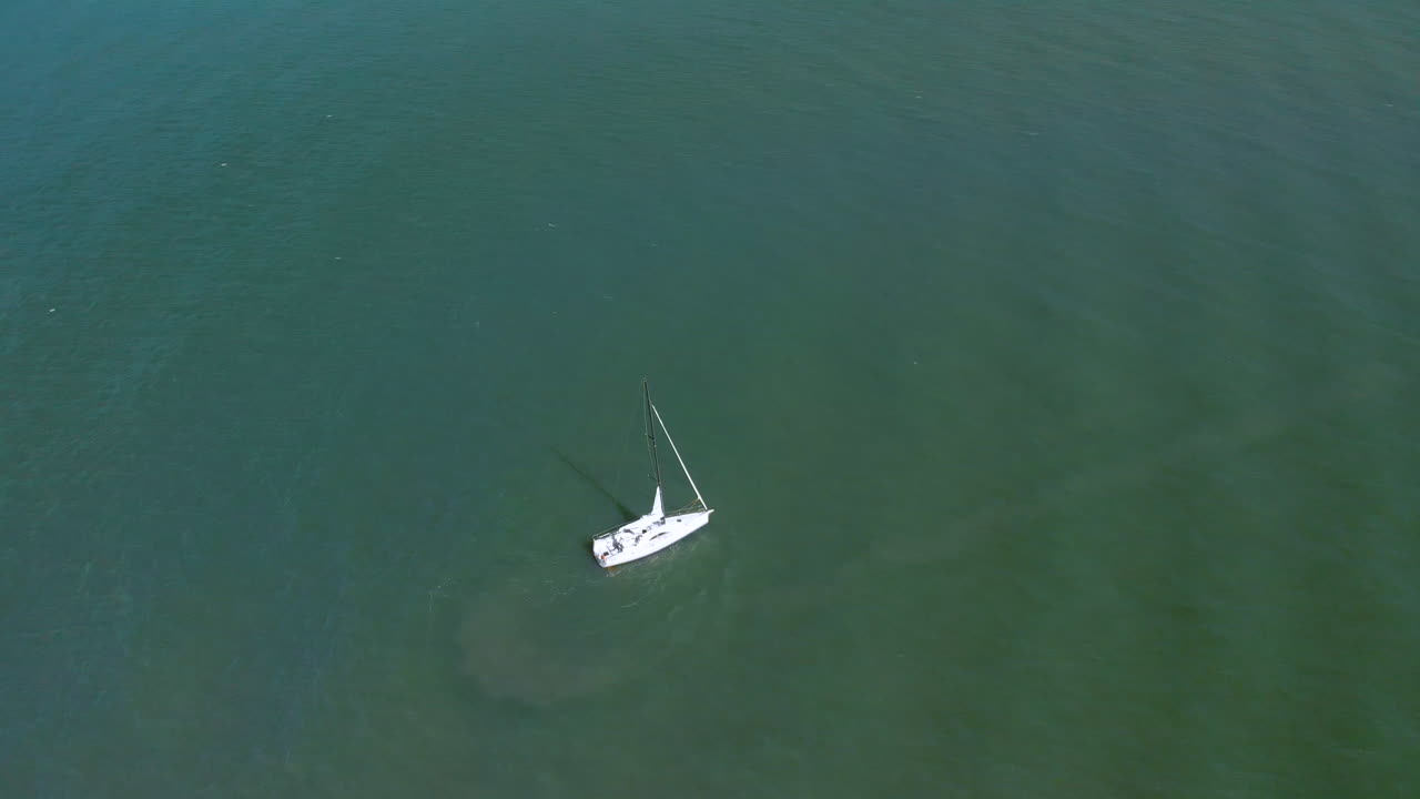 toma de drones de barcos en el puerto de sausalito en las afueras de san francisco