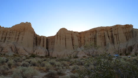 conduciendo por los famosos acantilados en el parque estatal redrock canyon con su increíble paisaje