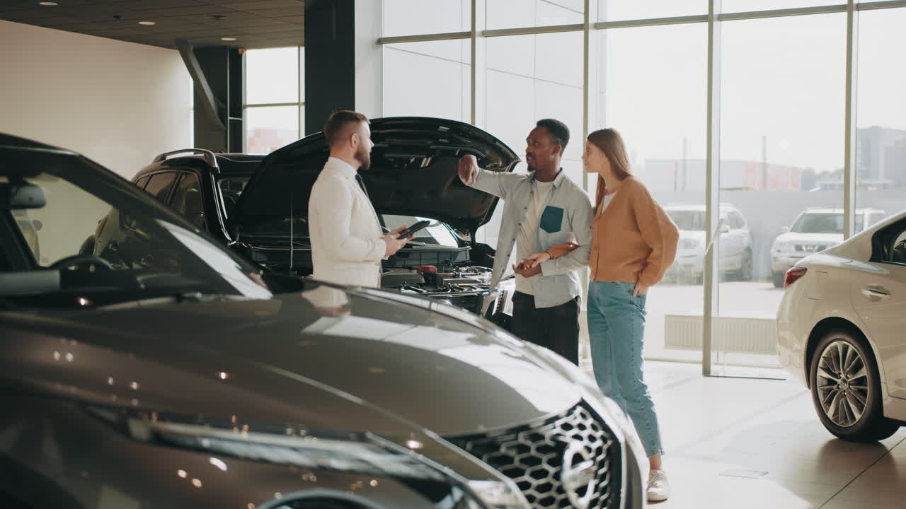 una pareja discutiendo la compra de un coche en un concesionario