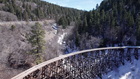 drone disparado volando de vuelta revelando un histórico ferrocarril de vía estrecha en las montañas de nuevo méxico cerca de cloudcroft