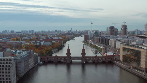 Berliner-Aufnahme-Der-Skyline-Des-Stadtbildes-Mit-Spree,-Oberbaumbrücke-Und-Baustellen-Mit-Alexanderplatz-Fernsehturm-In-Der-Ferne,-Luftbild