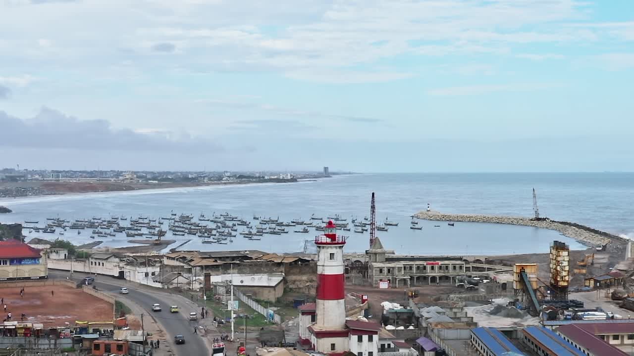 Barche da pesca nel porto di Accra, Ghana, durante il giorno