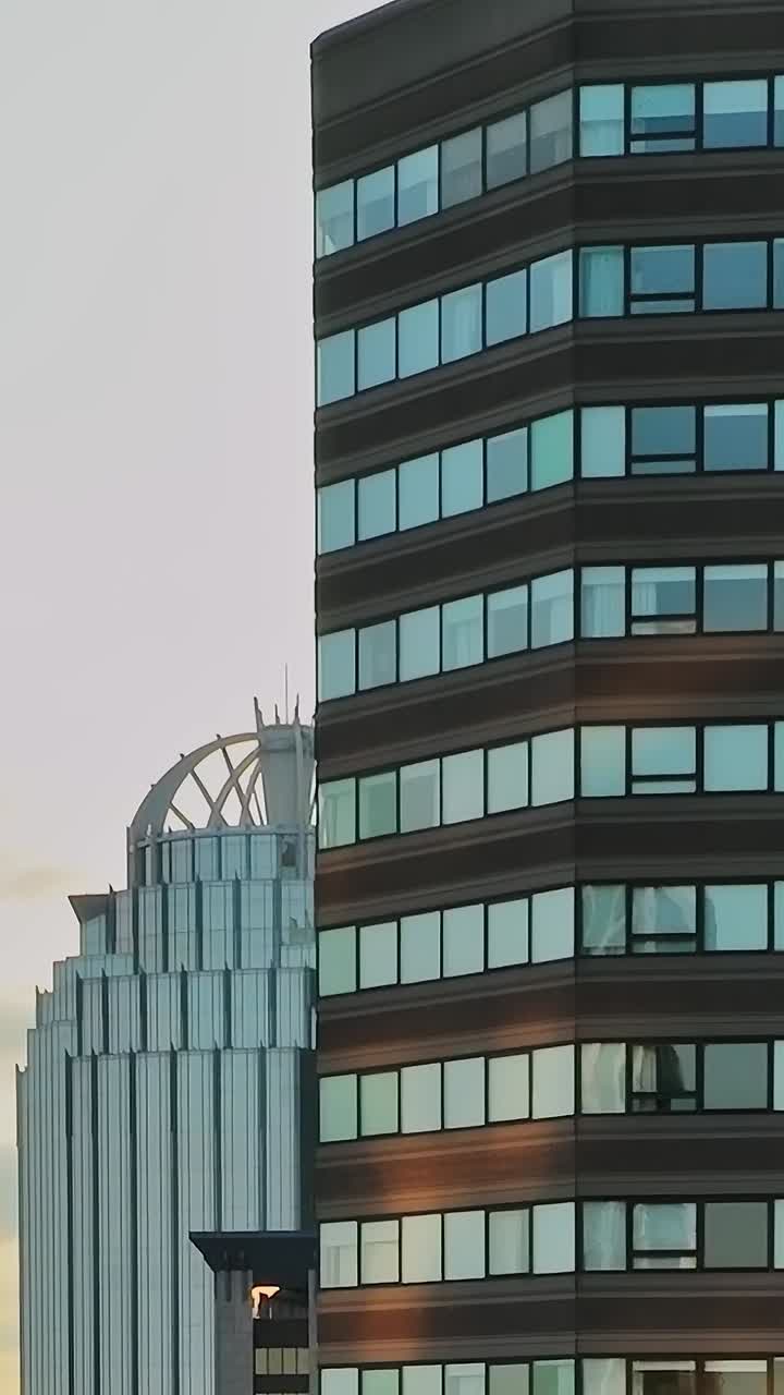 Edificios altos en vista aérea de una ciudad de EE. UU. durante la puesta de sol