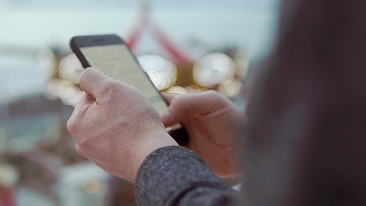 persona que utiliza un teléfono inteligente