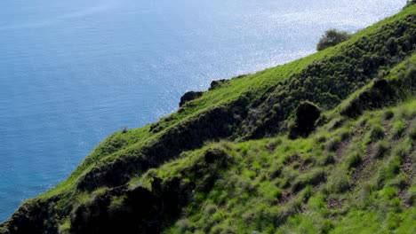 empinadas laderas verdes cubiertas de hierba de los acantilados de las islas tropicales en el remoto desierto del parque nacional de komodo en el este de nusa tenggara, indonesia